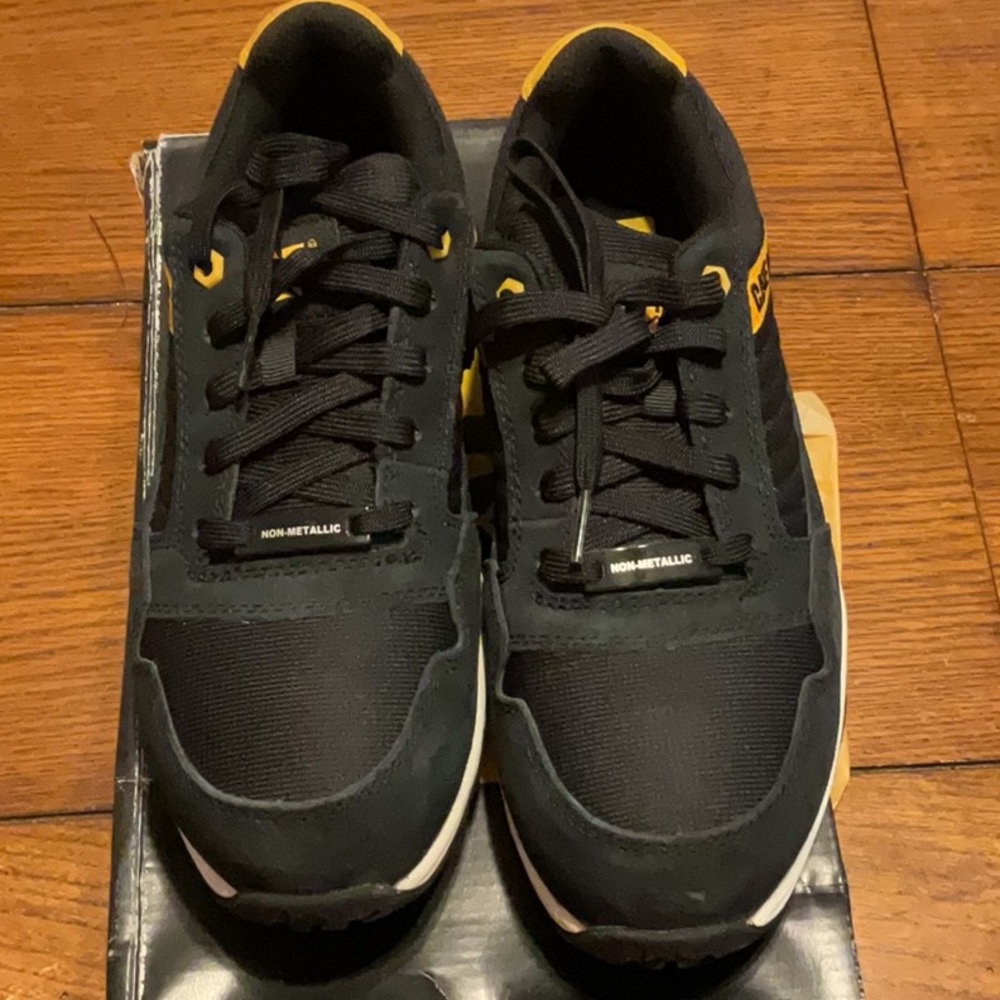 New in box ladies caterpillar work shoes size 6.5